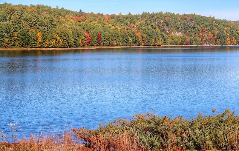 A tranquil lake surrounded by colorful autumn foliage.